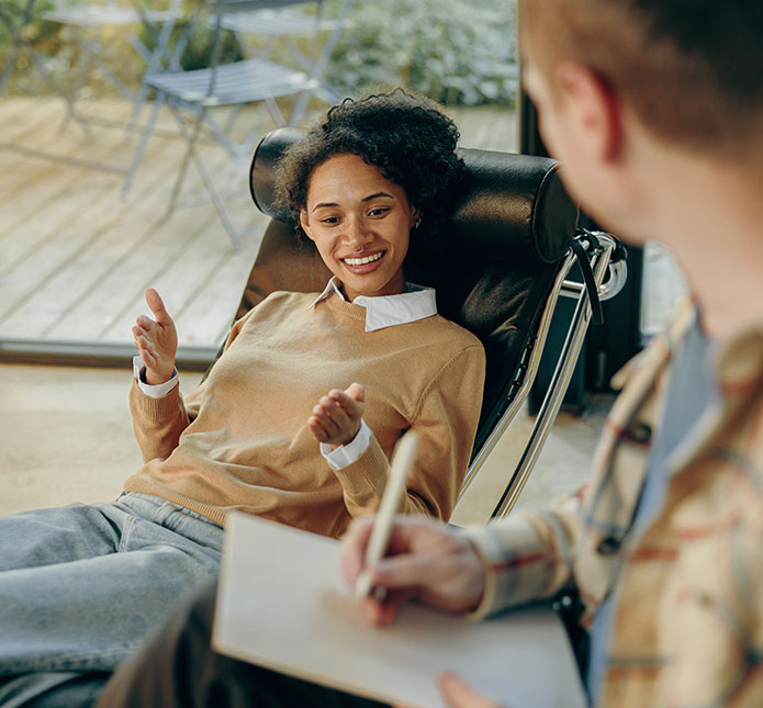 Female patient talking to a therapist | Featured image for the Hypnotherapy Services Melbourne page from Hypnofit.