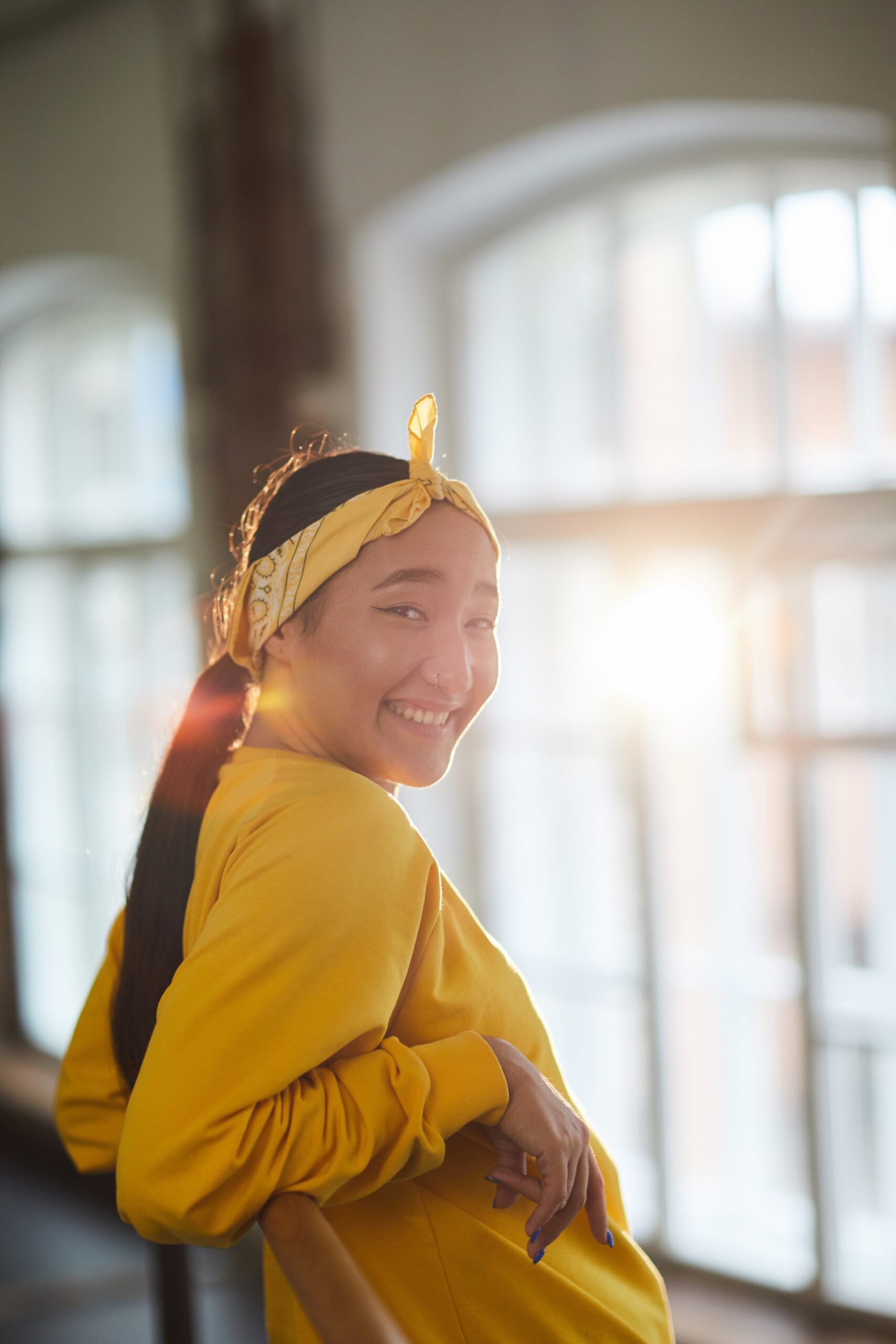 Young woman leaning on rails